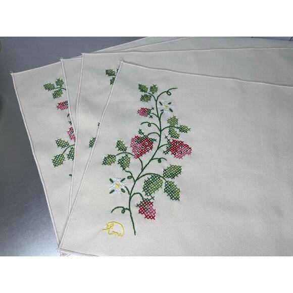 Vintage Cream Place Mats Strawberries Set of 4 Cross Stitch & 3 Napkins - Picture 2 of 8